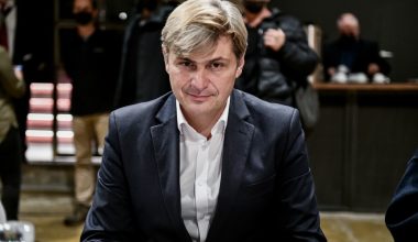 Ν.Φαραντούρης: Ο ευρωβουλευτής του ΠΑΣΟΚ έπαιξε πιάνο στο Μετρό Συντάγματος (βίντεο)