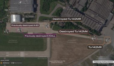 Δορυφορικές εικόνες δείχνουν μεγάλες ζημιές σε ρωσικά αεροσκάφη Tu-142MR στο Ταγκανρόγκ μετά από ουκρανικά πλήγματα