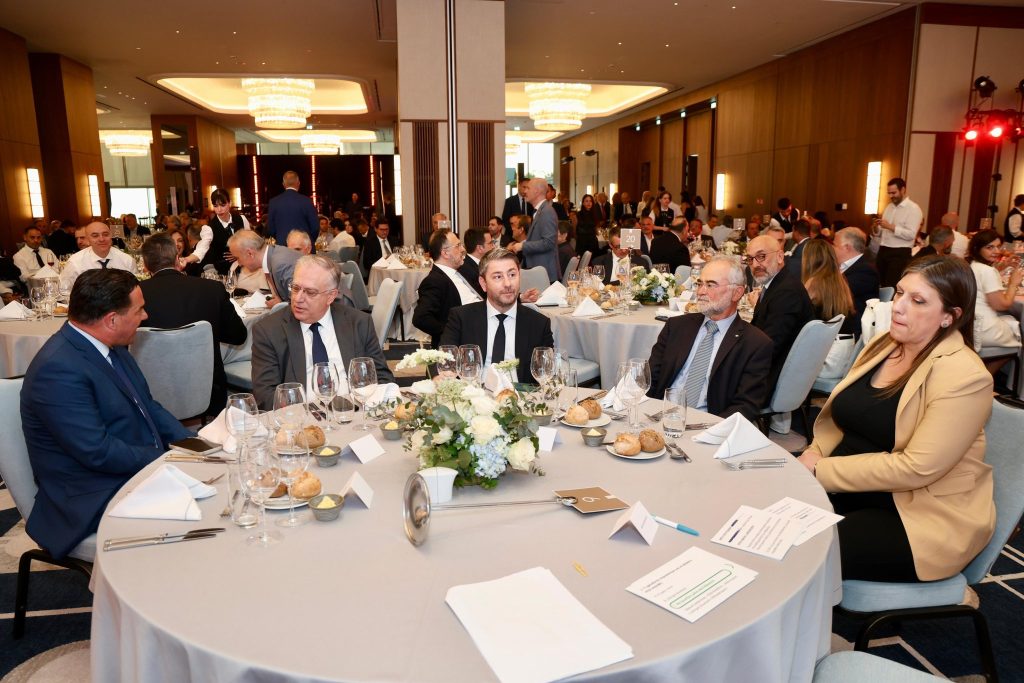 Ο Άδωνις Γεωργιάδης στο ίδιο τραπέζι με  Ανδρουλάκη και Κωνσταντοπούλου