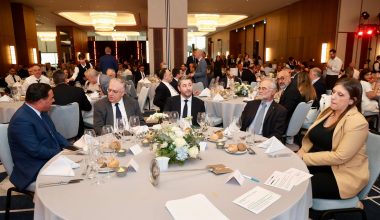 Ο Άδωνις Γεωργιάδης στο ίδιο τραπέζι με  Ανδρουλάκη και Κωνσταντοπούλου