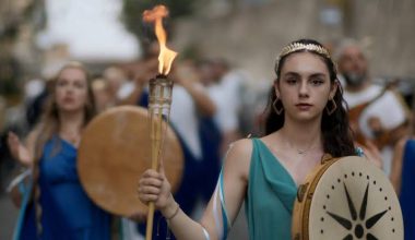 Αρχαία ελληνικά και  δάδες στο κέντρο της Νάπολης: Συγκλονιστική αναπαράσταση για τα 2.500 χρόνια της πόλης