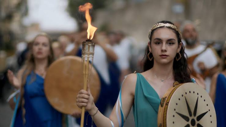 Αρχαία ελληνικά και  δάδες στο κέντρο της Νάπολης: Συγκλονιστική αναπαράσταση για τα 2.500 χρόνια της πόλης