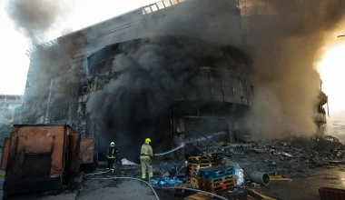 Σοκ στην Ιταλία: Κάψανε ζωντανούς τέσσερις μετανάστες που τους είχαν κλειδώσει μέσα σε βανάκι – Δείτε βίντεο