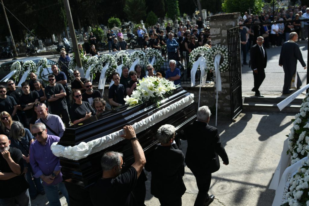 Ανείπωτη θλίψη στην κηδεία του Μάριου Οικονόμου: «Ράκος» οι συγγενείς & φίλοι του ποδοσφαιριστή (φωτογραφίες)