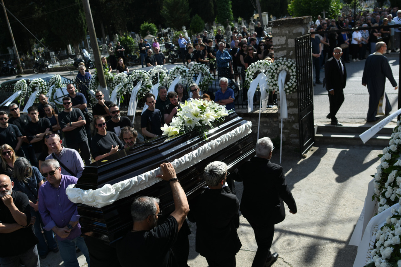 Ανείπωτη θλίψη στην κηδεία του Μάριου Οικονόμου: «Ράκος» οι συγγενείς & φίλοι του ποδοσφαιριστή (φωτογραφίες)