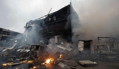 «Έρεβος» στο Κίεβο: Φλόγες και πυκνοί καπνοί στον αστικό ιστό της πόλης – Καταστράφηκαν κρίσιμες υποδομές (βίντεο)