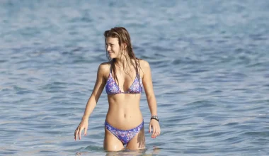 «Δροσερή» Κλέλια Ανδριολάτου: Δείτε φωτογραφίες με μαγιό της εντυπωσιακής ηθοποιού