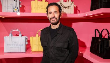 Μαρκ Τζέικομπς: Ο γνωστός σχεδιαστής μόδας επισκέφθηκε κατάστημα αεροδρομίου & η ταμίας δεν τον αναγνώρισε (βίντεο)