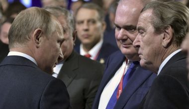 Γκέρχαρντ Σρέντερ: Στη Μόσχα ο Γερμανός πρώην καγκελάριος – Ποιος ο λόγος