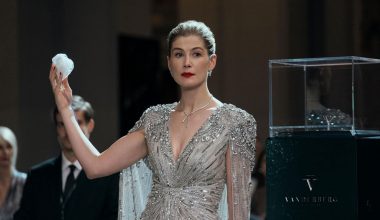 Ρόζαμουντ Πάικ: Η ηθοποιός τα «έψαλλε» με…το γάντι σε θεατή που έστελνε μηνύματα σε παράστασή της – Δείτε βίντεο