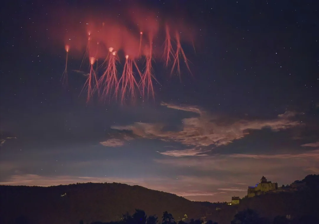 Σπάνιες κόκκινες λάμψεις καταγράφηκαν πάνω από το Θιβέτ: Δείτε βίντεο