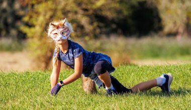 Ξεκίνησαν τα… μαθήματα «μεταμόρφωσης σε άγριο ζώο» στη Ρωσία: Ουρλιαχτά, γρυλίσματα & περπάτημα στα «4» (βίντεο)