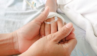 Βελτιώνεται η υγεία της 3χρονης που κακοποιήθηκε στην Κρήτη: Αναπνέει χωρίς υποστήριξη και παίζει με τάμπλετ