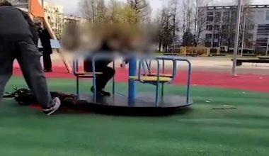 Τοποθέτησαν ηλεκτρικό μηχανισμό σε καρουσέλ παιδικής χαράς… κι εκτοξεύθηκε  μικρό παιδί που πήγε να παίξει! (Vid)