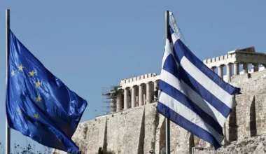 «Καμπανάκι» από Κομισιόν: Η Ελλάδα παραμένει εγκλωβισμένη σε χαμηλή παραγωγικότητα και ακριβή στέγαση
