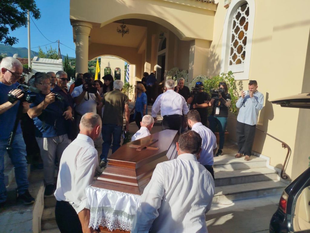 «Ράγισαν» καρδιές στο τελευταίο αντίο της 39χρονης από την Καλαμάτα που δολοφονήθηκε με 45 μαχαιριές (φωτογραφίες)