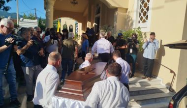 «Ράγισαν» καρδιές στο τελευταίο αντίο της 39χρονης από την Καλαμάτα που δολοφονήθηκε με 45 μαχαιριές (φωτογραφίες)
