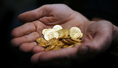 Βούλα: Επιτήδειος προσποιήθηκε τον υπάλληλο του ΔΕΔΔΗΕ & εξαπάτησε γυναίκα – Άρπαξε 82 λίρες, κοσμήματα & 20.000€
