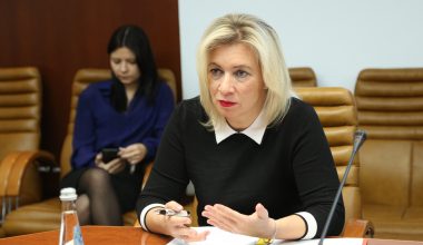 Η Μαρία Ζαχάροβα μίλησε με στελέχη του AfD: «Θερμό» το κλίμα των συζητήσεών τους (βίντεο)
