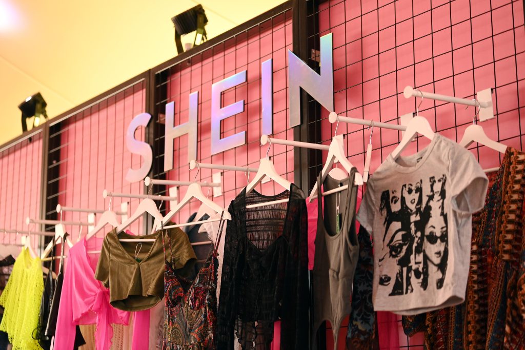 Shein: Η Γαλλία της επέβαλε πρόστιμο «μαμούθ» 22 εκατ. ευρώ για παραβάσεις σε παραγγελίες και επιστροφές προϊόντων