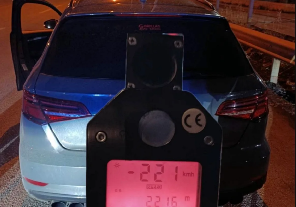 Ποινή φυλάκισης στον 25χρονο και τον 32χρονο που εντοπίστηκαν να οδηγούν με 221 χλμ/α.ω. στη Θεσσαλονίκη