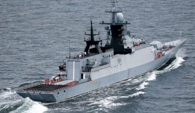Στις φλόγες ρωσική κορβέτα στην Κρονστάνδη μετά από ουκρανική επίθεση: Ένας νεκρός – Δείτε βίντεο