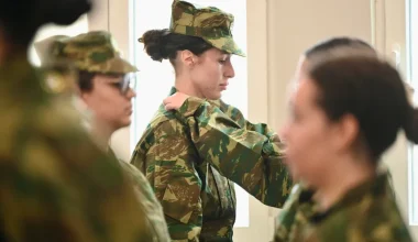 Ξεκίνησε σήμερα η εθελοντική στράτευση γυναικών: Δείτε εικόνες από την κατάταξή τους στην Λαμία