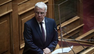 Επίθεση από ομάδα δέκα κουκουλοφόρων δέχθηκε ο βουλευτής της ΝΔ Σ.Σιμόπουλος έξω από το σπίτι του