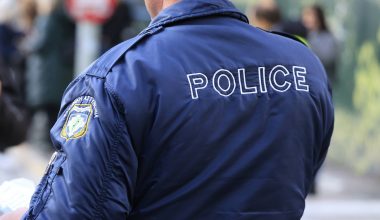 Λάρισα: 21χρονος επιτέθηκε με κουτουλιά σε αστυνομικό μέσα στο Αστυνομικό Μέγαρο και τον έστειλε στο νοσοκομείο!