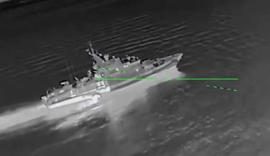 Βίντεο: Ουκρανικά drones κτυπούν ρωσικό περιπολικό πλοίο Svetlyak κοντά στην Γέφυρα της Κριμαίας