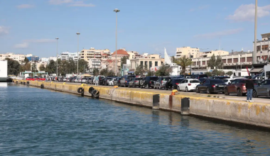 Αυτοκίνητο έπεσε στη θάλασσα στο λιμάνι του Πειραιά