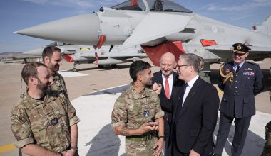 Ο Κ.Στάρμερ πάλι «βλέπει» ρωσική επίθεση το 2030 αλλά οι βρετανικές δυνάμεις είναι στο χαμηλότερο επίπεδο