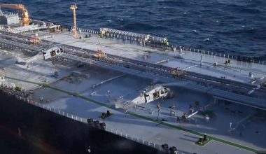 Η στιγμή που Αμερικανοί καταδρομείς πραγματοποιούν ρεσάλτο σε δεξαμενόπλοιο (βίντεο)