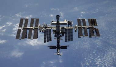 Θρίλερ στο διάστημα: Αστροναύτες προετοιμάζονται για πιθανή εκκένωση μετά από διαρροή στον ISS