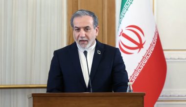 Α.Αραγτσί: «Οι συνομιλίες με τις ΗΠΑ συνεχίζονται μέσω διαμεσολαβητών – Ακολουθούμε οδηγίες του Μ.Χαμενεΐ»