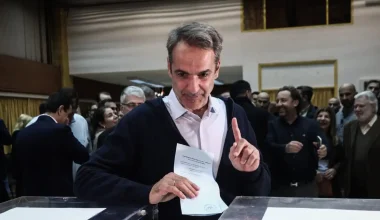 Δημοσκοπήσεις: Τα ανοιχτά μέτωπα από τα σκάνδαλα και το κόμμα Σαμαρά απειλούν την ΝΔ να μην περάσει το όριο του 25%