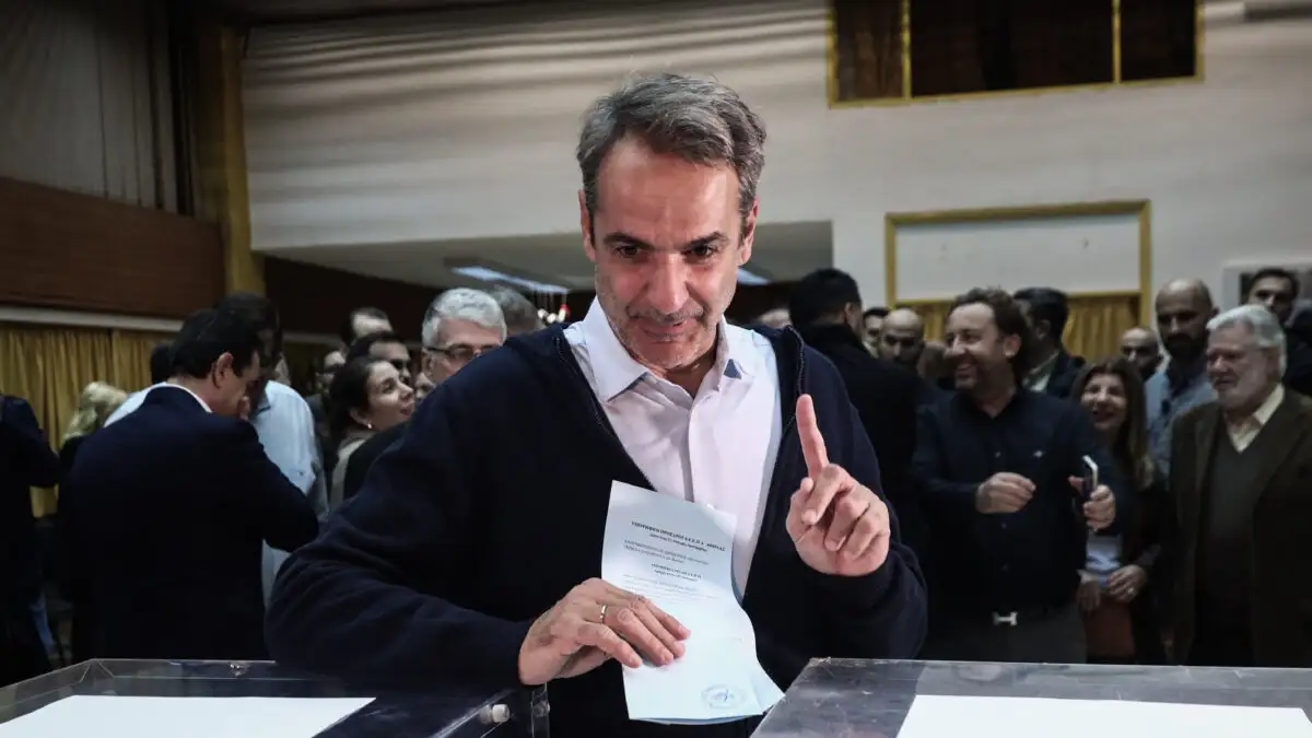 Δημοσκοπήσεις: Τα ανοιχτά μέτωπα από τα σκάνδαλα και το κόμμα Σαμαρά απειλούν την ΝΔ να μην περάσει το όριο του 25%
