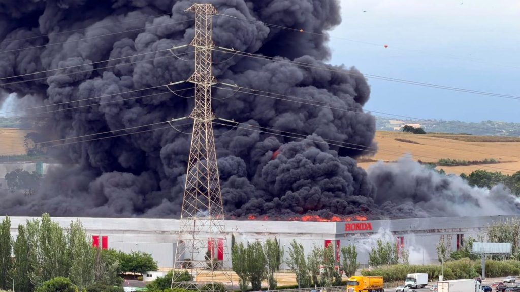 Τεράστια πυρκαγιά κατέκαψε το εργοστάσιο της Honda στην Βαρκελώνη – Δείτε βίντεο