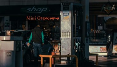 Σκηνές «φαρ ουέστ» στη Ραφήνα: Η στιγμή που ο Αλβανός μαχαιρώνει τρία άτομα σε πρατήριο καυσίμων – Δείτε το βίντεο