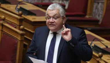 Νίκος Παπαϊωάννου: Επίθεση αγνώστων με φυλλάδια και τρικάκια έξω από το σπίτι του υφυπουργού Παιδείας