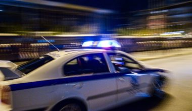 Αστραπιαία διακομιδή γυναίκας στο νοσοκομείο με περιπολικό – Είχε τραυματιστεί σε διόδια της Θεσσαλονίκης