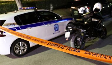 Επίθεση Αλβανού με μαχαίρι σε δύο άτομα σε πρατήριο καυσίμων της Ραφήνας – Λίγο αργότερα παρασύρθηκε από αμάξι