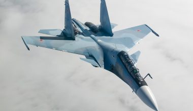 Αστραπιαίο πλήγμα: Ρωσικό Su-30SM εξαΰλωσε Ουκρανούς στρατιώτες και αποθήκες με drones «Baba Yaga» – Δείτε βίντεο