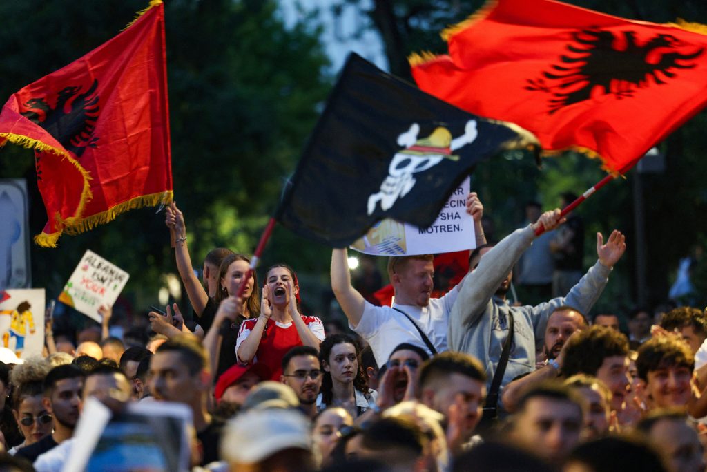 Συγκέντρωση Αλβανών στο Σύνταγμα για την τουριστική επένδυση στην Σβέρνιτσα: «Όχι στο ξεπούλημα της γης μας» (upd)