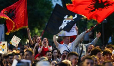 Αλβανία: Νέες μαζικές διαμαρτυρίες κατά της τουριστικής επένδυσης στην Σβέρνιτσα (βίντεο)