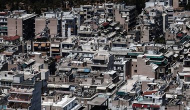 Αιφνιδιαστικές έφοδοι της ΕΛ.ΑΣ. σε πολεοδομίες της Αττικής παρουσία εισαγγελέα: Τουλάχιστον έξι συλλήψεις