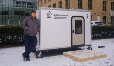 Ράιαν Ντονάις: Θεάρεστη πράξη από τον Καναδό κατασκευαστή – Φτιάχνει οικήματα για αστέγους (βίντεο)