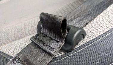 Για ποιο λόγο υπάρχει αυτή η περίεργη θηλιά στις ζώνες ασφαλείας του αυτοκινήτου μας;