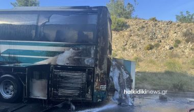 Χαλκιδική: Λεωφορείο των ΚΤΕΛ με 15 επιβάτες «τυλίχθηκε» στις φλόγες ενώ βρισκόταν εν κινήσει (φωτο)