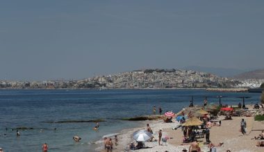 «Γέμισαν» οι παραλίες της Αττικής: «Ανάσα δροσιάς» με θερμοκρασίες που ξεπέρασαν τους 30 βαθμούς Κελσίου (φωτο)